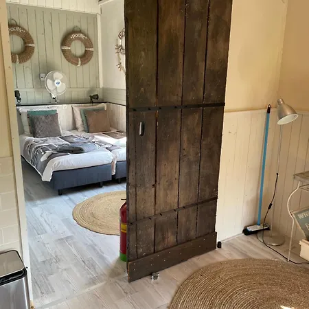 Sandra's Πανσιόν Oostvoorne